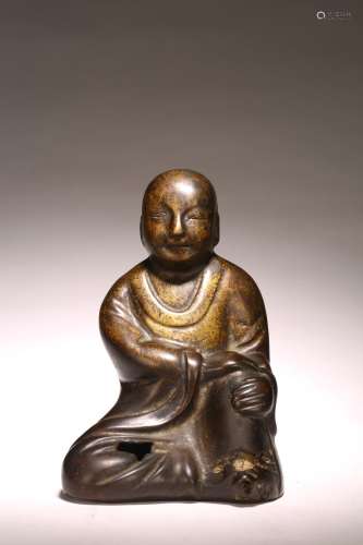 A CHINESE BRONZE FIGURE OF SEATED ARHAT