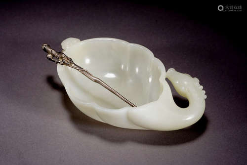 A CHINESE WHITE JADE RAM HEAD WASHER