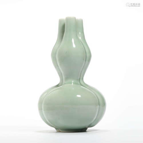 A celadon-glaze three-spout double-gourd shaped vase