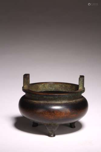 A CHINESE BRONZE TRIPOD CENSER