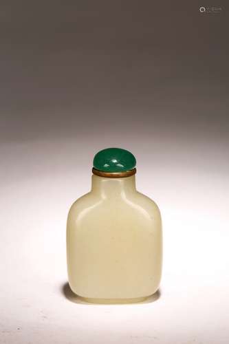 A CHINESE WHITE JADE SNUFF BOTTLE