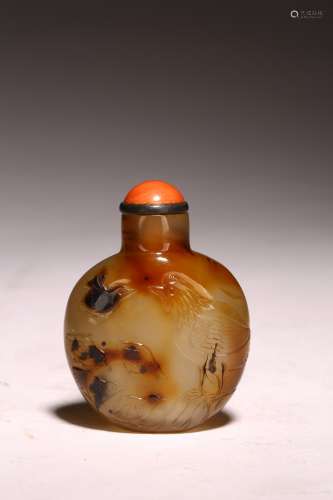 A CHINESE AGATE CARVED 'CHICKEN' SNUFF BOTTLE