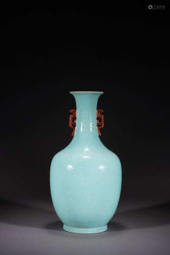 A CHINESE TURQUOISE GLAZED VASE