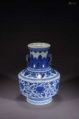 A CHINESE BLUE AND WHITE FLOWERS VASE