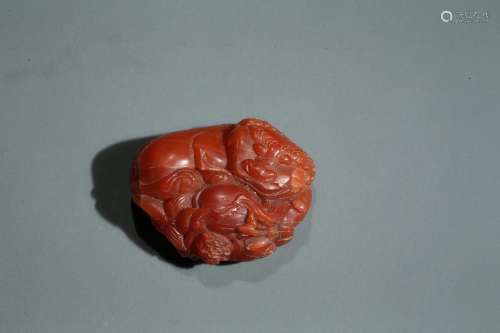 AN AGATE CARVING OF BUDDHIST LION