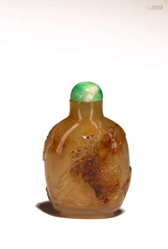 A CHINESE AGATE CARVED 'TIGER' SNUFF BOTTLE