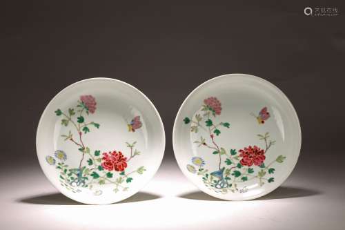 A PAIR OF FAMILLE ROSE 'FLOWER & BUTTERFLIES' DISHES