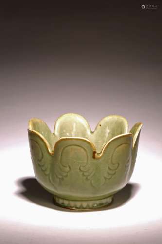 A LONGQUAN CELADON LOTUS PETAL RIM BOWL