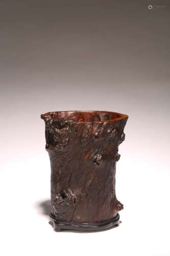 A CHINESE NATURALISTIC ROOT WOOD BRUSHPOT