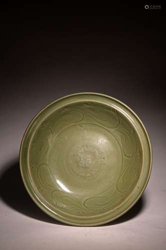 A LARGE CHINESE GREEN GLAZED LONGQUAN CHARGER