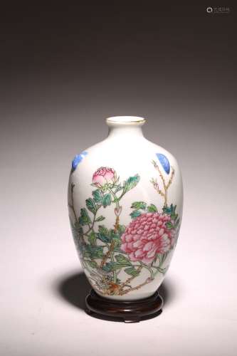 A CHINESE FAMILLE ROSE 'PEONIES' VASE