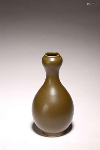 A CHINESE TEA DUST GLAZED GARLIC MOUTH VASE