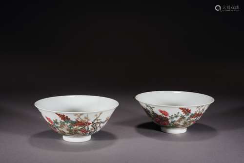 A PAIR OF CHINESE FAMILLE ROSE BOWLS