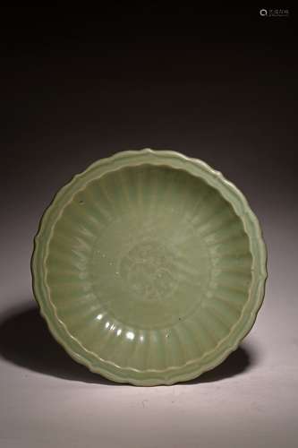 A LARGE LOBED RIM LONGQUAN CELADON CHARGER