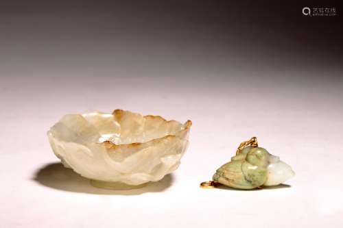 A WHITE JADE MALLOW PETAL CUP & JADE MANDARIN DUCKS