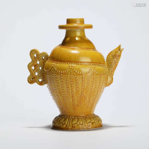 A yellow-glaze carp-mouth jar