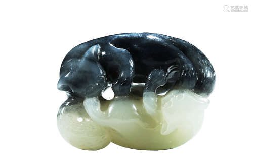 A CHINESE WHITE AND BLACK JADE CARVING OF TWO CATS