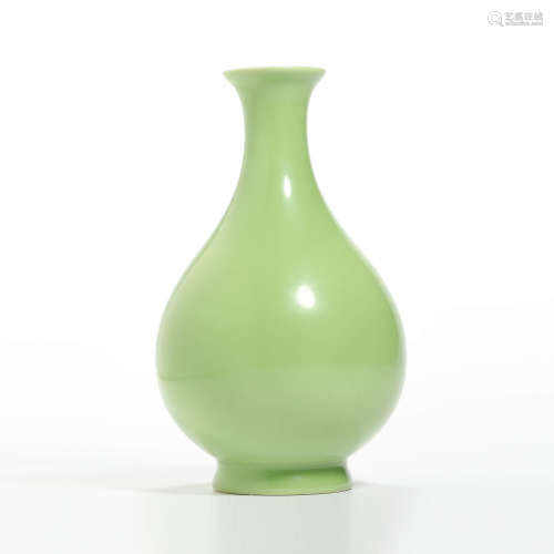 A apple-green-glaze pear-shaped vase