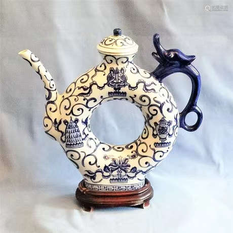 青花龙形茶壶