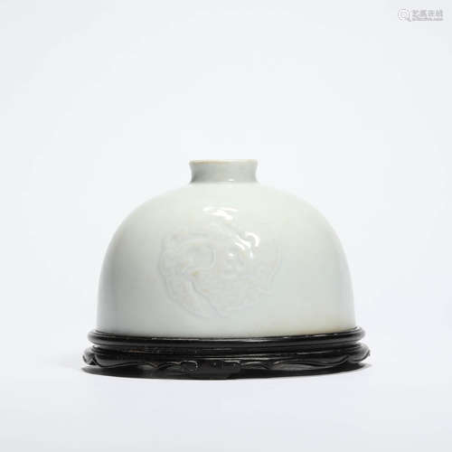 A white glaze beast beehive-form vase, zun