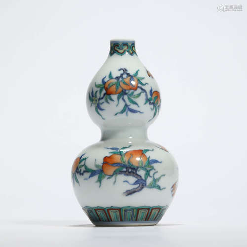 A wucai peaches double-gourd-shaped vase