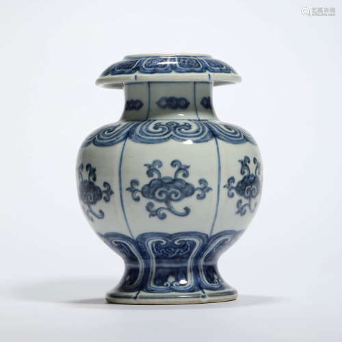 A blue and white lingzhi-mouth melon-shaped vase