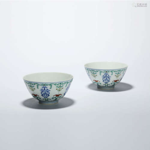 A pair of wucai floral bowls