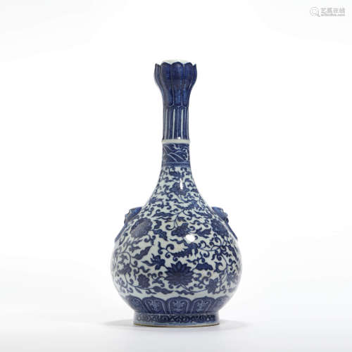 A blue and white interlocking lotus garlic-head-shaped vase