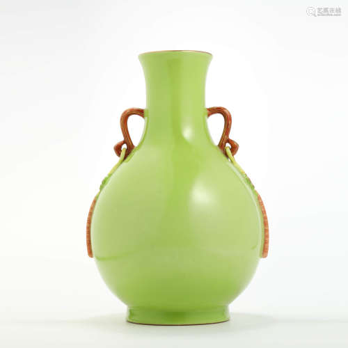 A apple-green-glaze and gilt-decorated double-eared vase