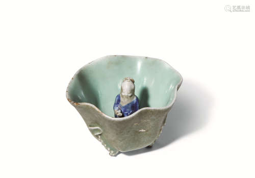 十七世纪  青釉青花人物荷花形公道杯