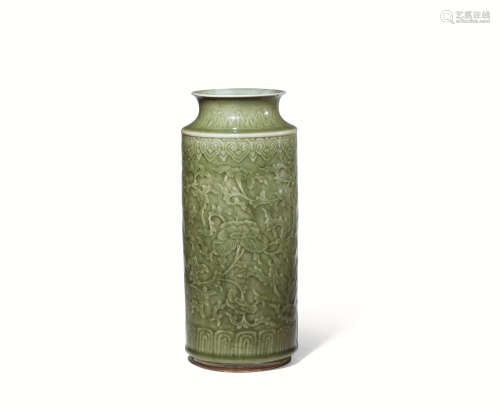 十八世纪  仿龙泉釉模印花卉纹瓶