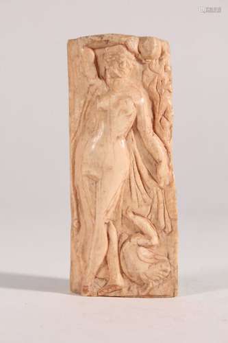 Bas-relief: Femme debout, un bras relevé au-dessus de sa têt...