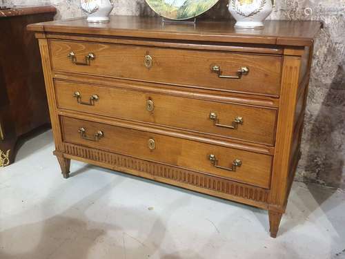 Commode en bois fruitier mouluré ouvrant à trois tiroirs en ...