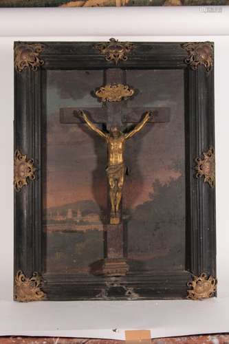 Crucifix en bronze doré sur fond de panneau peint représenta...