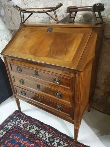 Petite commode scribanne en acajou, ouvre à trois tiroirs en...