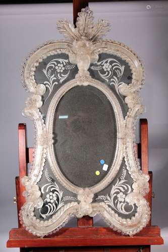 Miroir en verre de Venise de forme mouvementée à décor de fe...