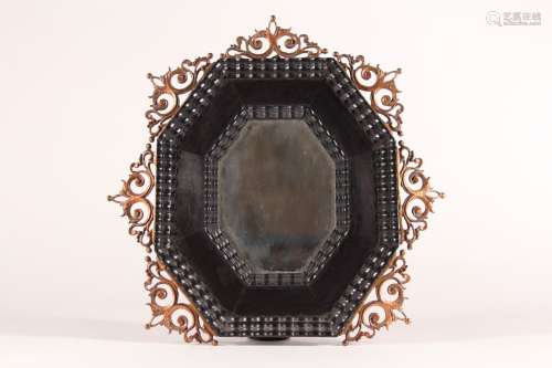 Petit miroir octogonal, à décor d'une double moulure ondée e...