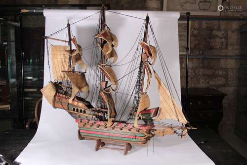 Maquette de trois mâts en bois polychrome et toile de jute X...