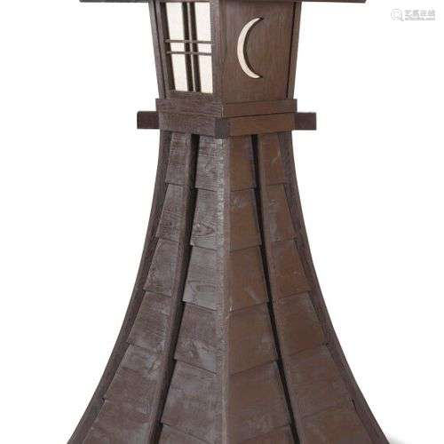 Lampadaire en bois teinté formant pagode Chine, XXème siècle...