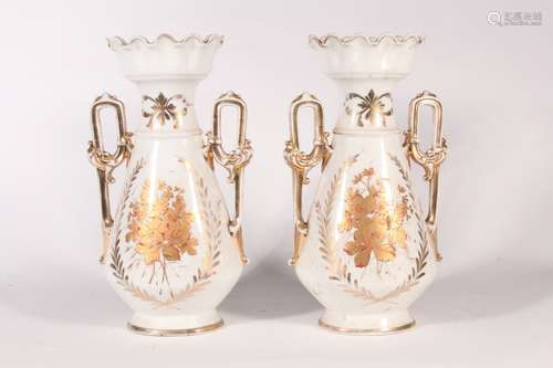 Paire de vases en porcelaine de Paris, porcelaine blanche fi...