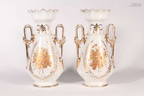 Paire de vases en porcelaine de Paris, porcelaine blanche fi...