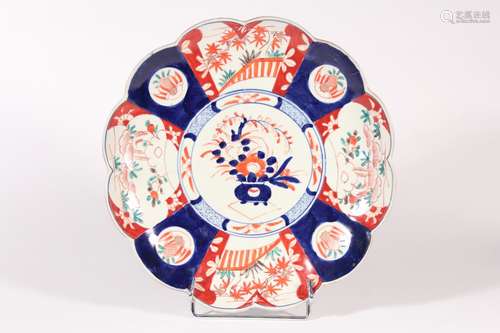 Plat en porcelaine à décor Imari, bords polylobés Japon, XXè...