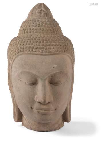 Tête de Divinité en grès sculpté Thaïlande, XXème siècle H.:...