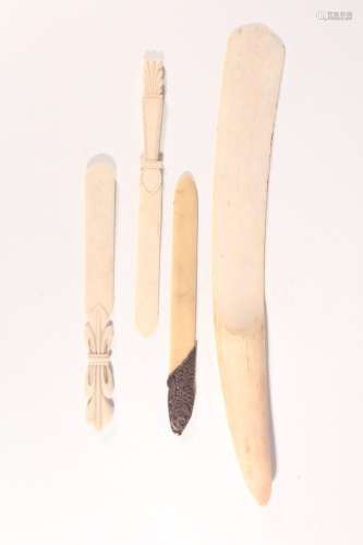 Ensemble de 5 objets en ivoire dont 4 coupes papier et un os...