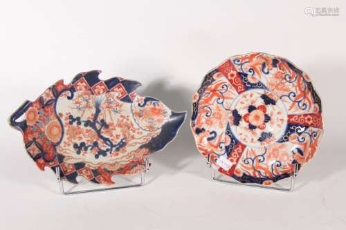 Coupe formant feuille en porcelaine à décor Imari Japon, XXè...