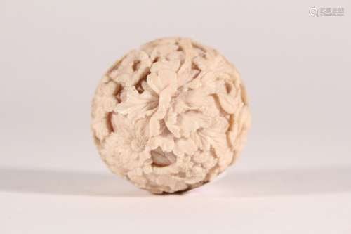 Sphère en ivoire d'un bloc, entièrement sculptée de diverses...