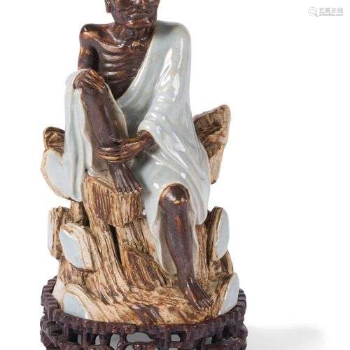 Statuette d'Arhat en grès émaillé Chine du Sud, XXème siècle...