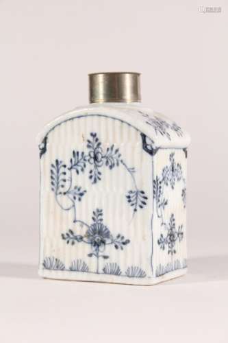 Flacon en porcelaine décor bleu blanc de feuillage et fleurs...