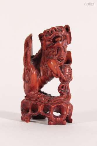 Lion bouddhique en bois sculpté Chine, XXème siècle H.: 11 c...