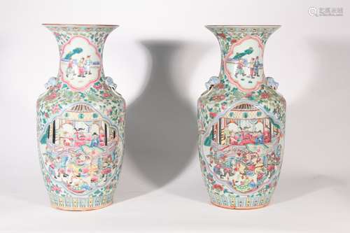 Paire de vases en porcelaine de Canton décor polychrome en r...